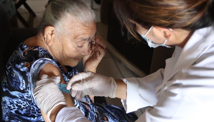 Vacinação contra Covid-19 para idosos maiores de 85 anos é realizada a domicílio