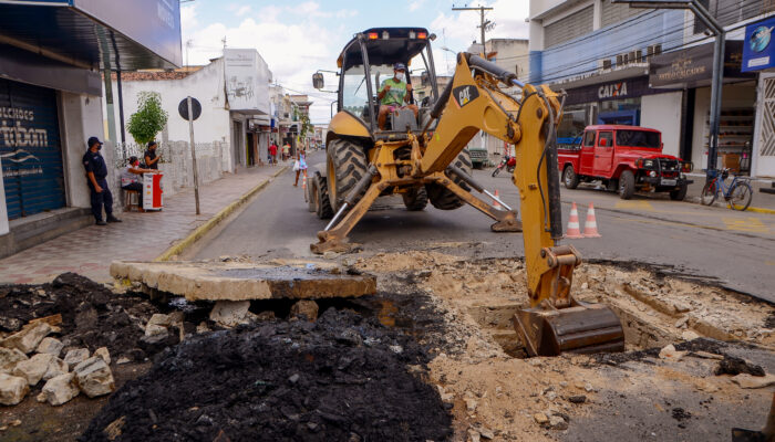 Desobstrução de tubulações realizada pela prefeitura evitará transtornos para população de Limoeiro