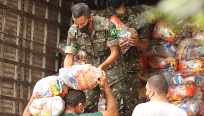 Estudantes limoeirenses recebem Kit de Alimentação Escolar