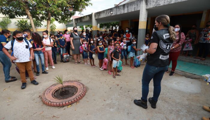 Ziellos Moto Clube presenteia alunos da Rede Municipal de Limoeiro