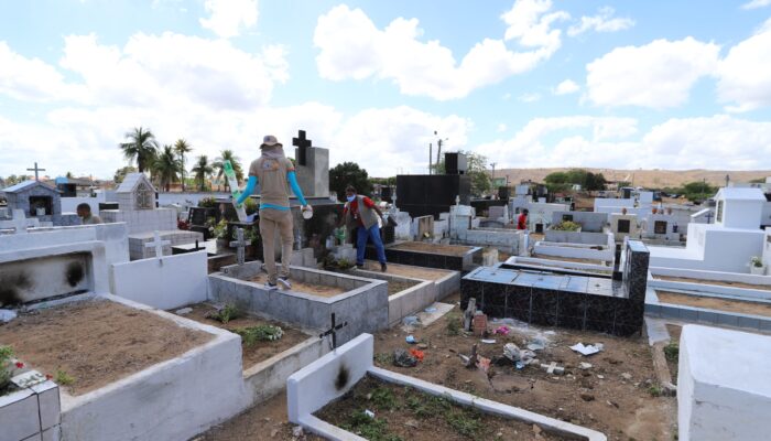 Vigilância Ambiental de Limoeiro reforça combate às arboviroses nos cemitérios do município