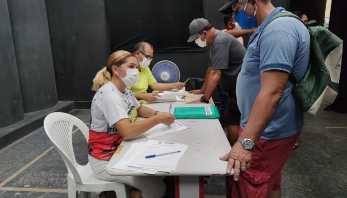 Prefeitura entrega cestas básicas e atualiza dados de trabalhadores cadastrados na Secretaria de Cultura, Turismo, Lazer e Juventude