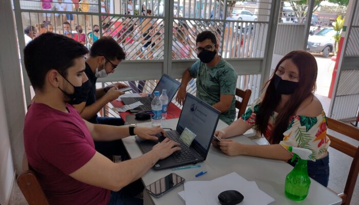 Prefeitura auxilia jovens da Zona Rural de Limoeiro para cadastro on-line do primeiro Título de Eleitor