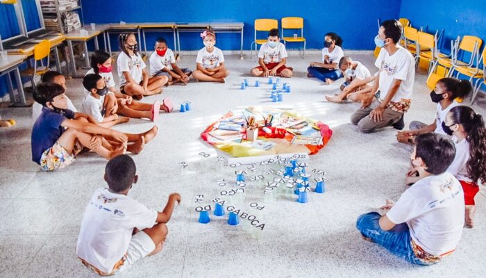 Distribuição de livros, contações de histórias e biblioteca ambulante: Limoeiro recebe Projeto Ler Pra Ser