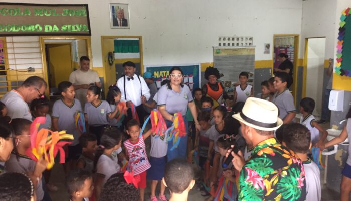 Escola Municipal José Teodoro recebe projeto Kombi Brincalhona do Galpão das Artes