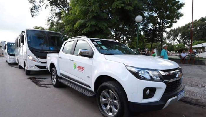 Prefeitura de Limoeiro apresenta à população novos veículos da gestão municipal e novos sanitários públicos da Praça da Bandeira