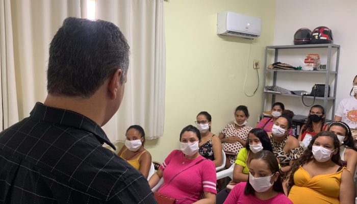 Secretaria de Saúde coordena visita das gestantes do Programa Mãe Coruja Limoeiro à Maternidade Virgínia Heráclio