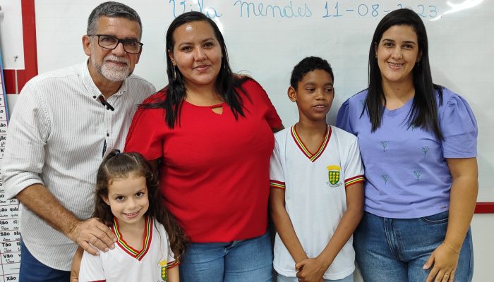 Dia do Estudante: Prefeitura inicia entrega dos novos fardamentos da Rede Municipal de Ensino de Limoeiro na Escola Luís Sátiro Pereira