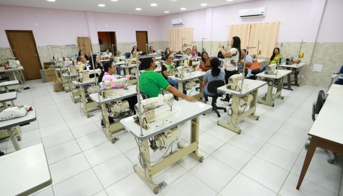 Prefeitura de Limoeiro e IPLC promovem aula inaugural do Curso Básico de Costura Industrial Polivalente em Malha em parceria com NTCPE e Governo do Estado