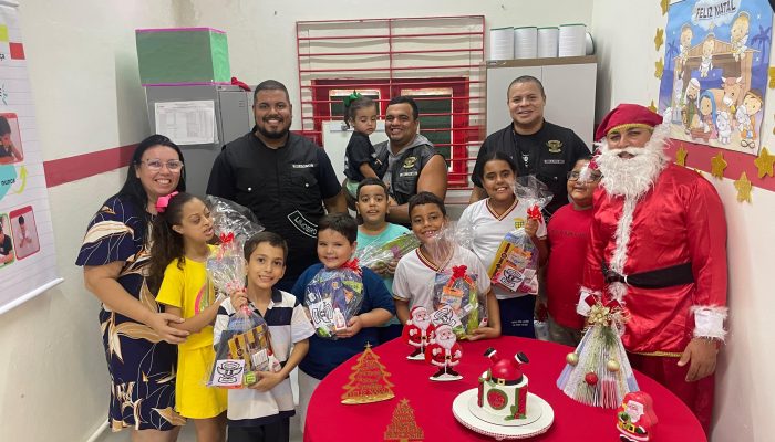 Ziellos Moto Clube presenteia alunos da Escola Municipal Antônio Vilaça com kits escolares