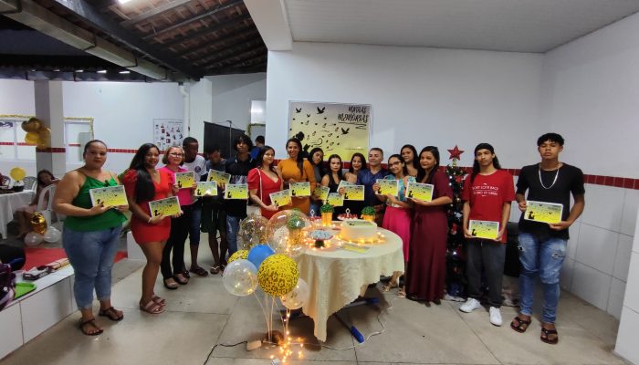 Professor e estudantes da EJA da Escola Municipal João Heráclio Duarte lançam livro