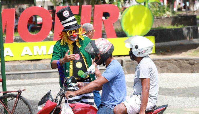 Prefeitura de Limoeiro, Detran-PE e Caravana do Palhaço Xililique promovem Blitz Educativa na Praça da Bandeira