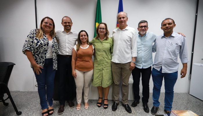 Comitiva da Prefeitura de Limoeiro participa de reunião na Secretaria Estadual de Educação